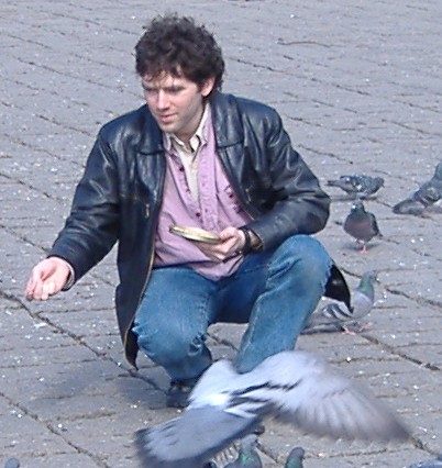 Dan feeding pidgeons, Istanbul (Daniel Winterstein)